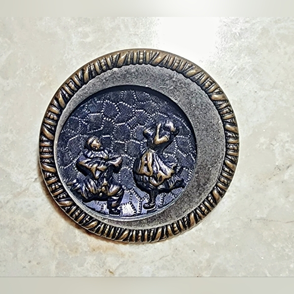 Vintage jester clown making a princess laugh round black and bronze metal brooch - Picture 5 of 6